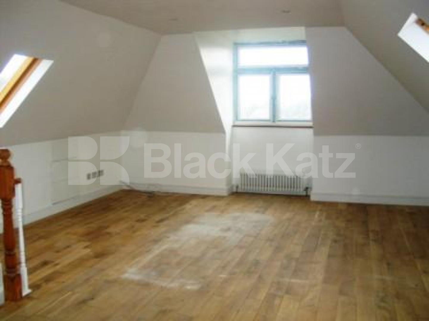 			5 Bedroom, 1 bath, 1 reception Flat			 Broomfield Lane, PALMERS GREEN N13